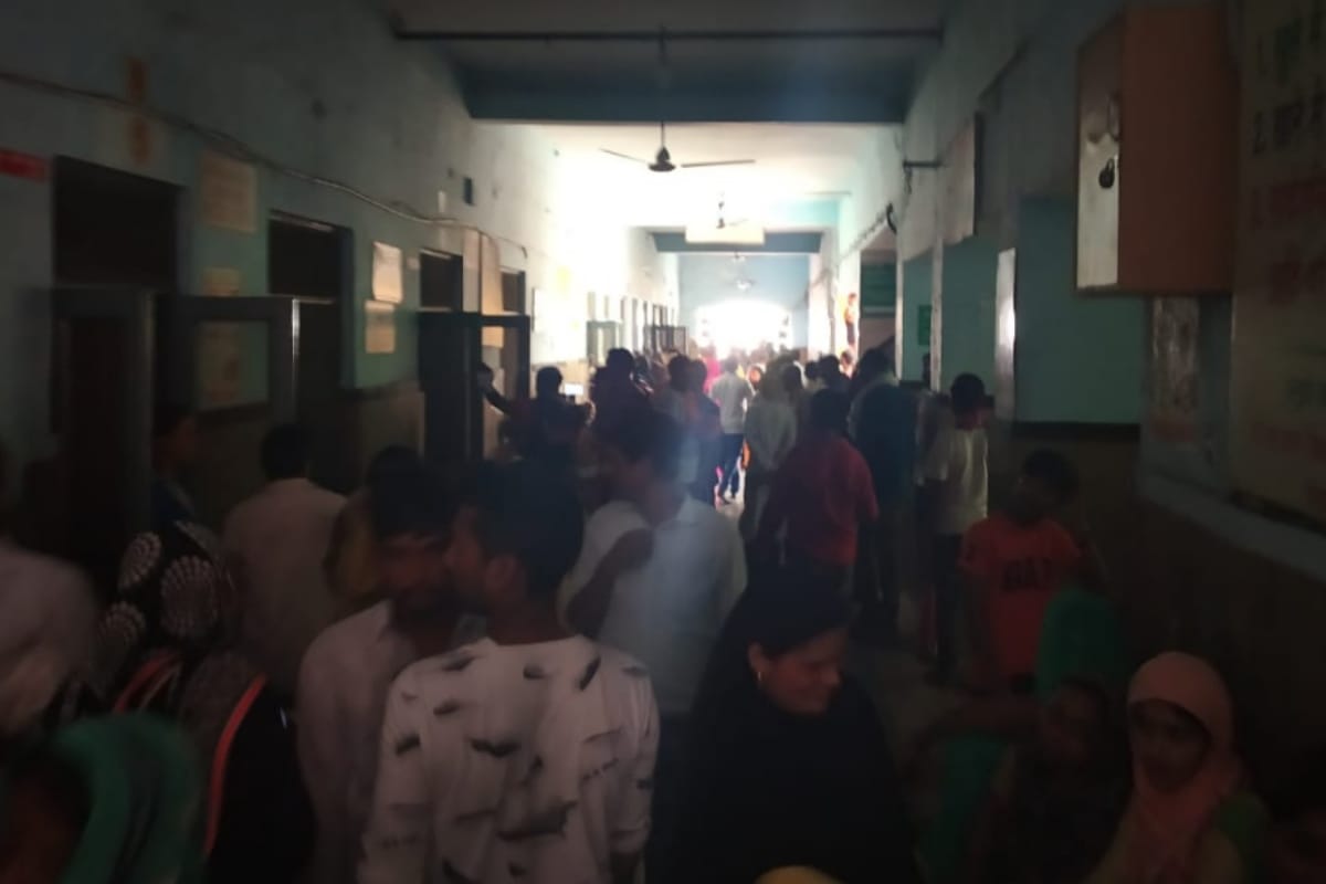 No electricity in district hospital of Meerut, work going on mobile torch, Patient panic