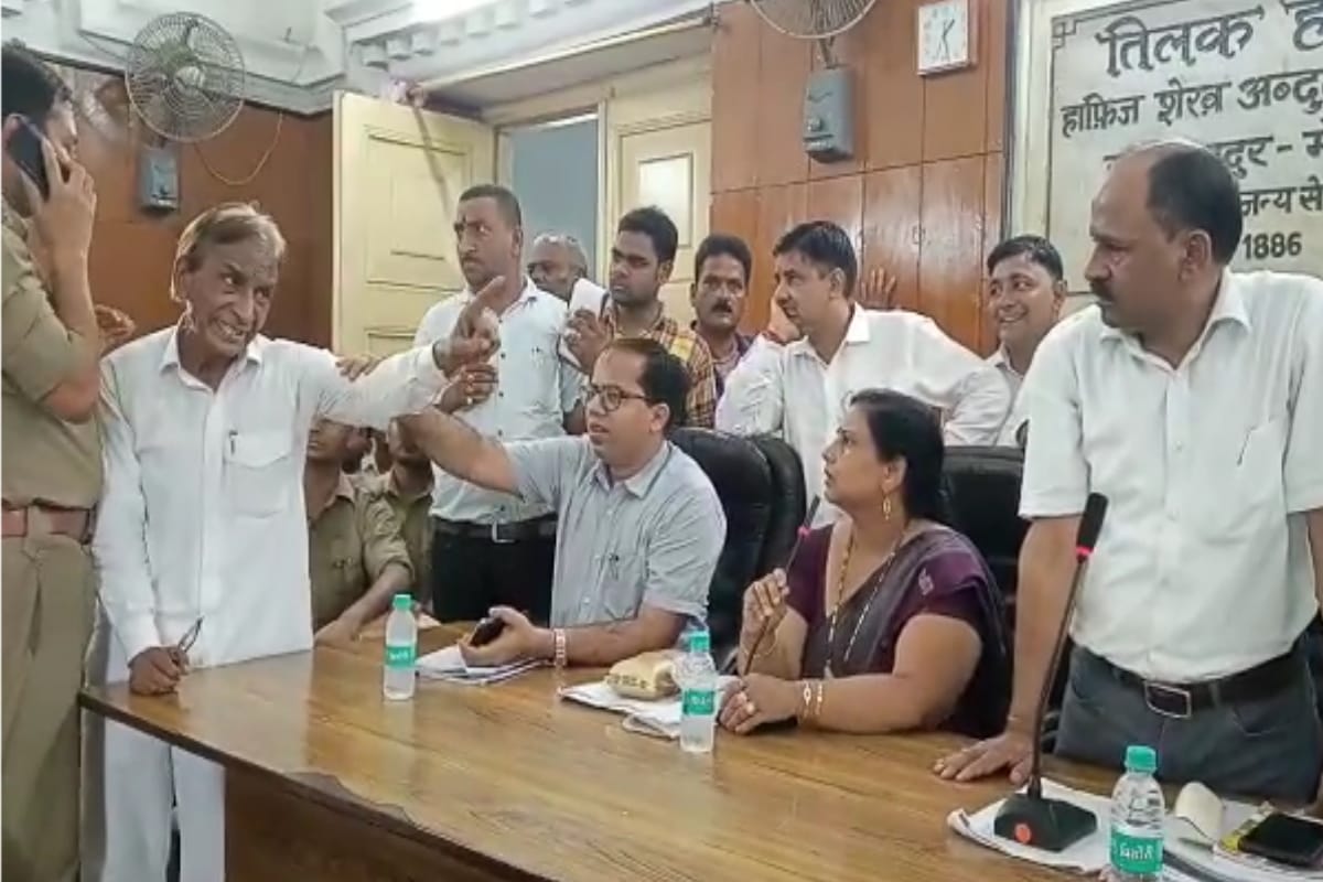 Ruckus and stone throwing in Municipal Corporation board meeting at Meerut of Uttar Pradesh