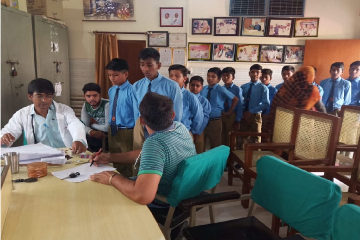several school children got sick by mid day meal in meerut