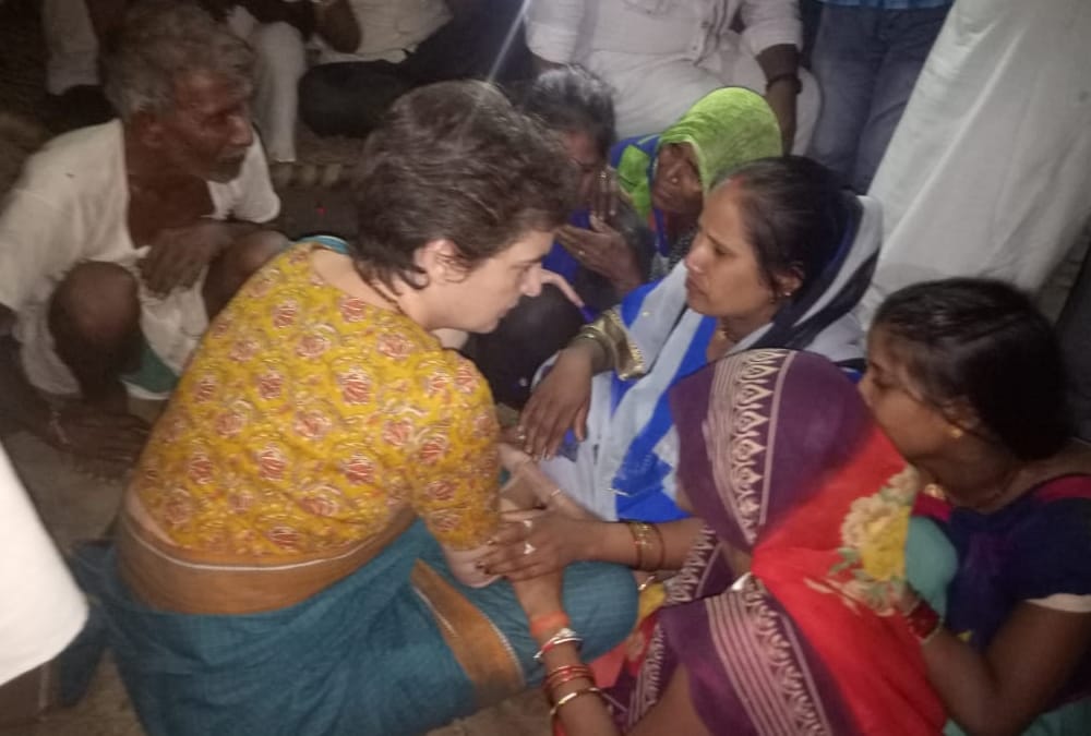 priyanka gandhi vadra meets to a victim's family who was died in police custody.