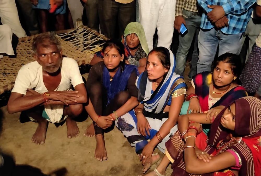 priyanka gandhi vadra meets to a victim's family who was died in police custody.