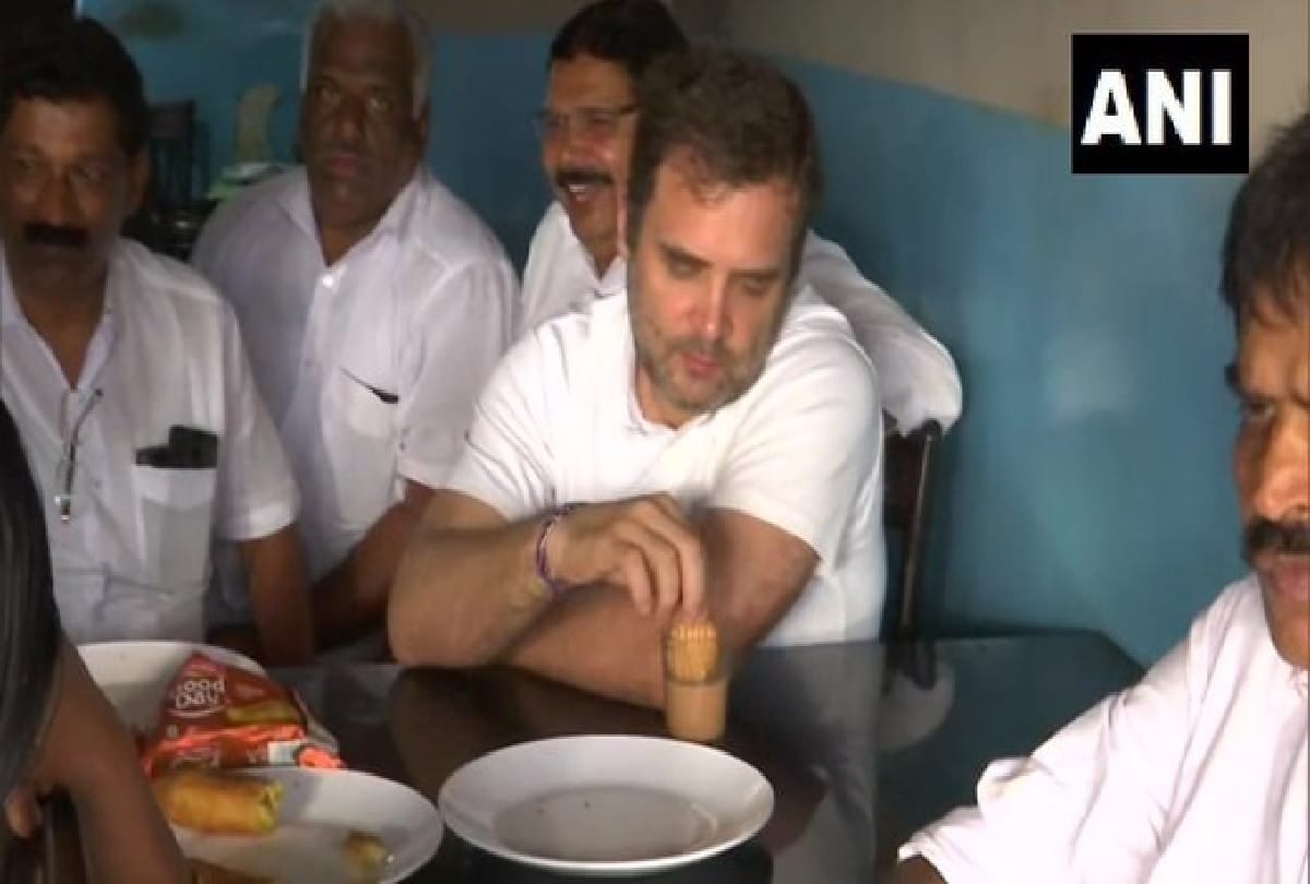Congress MP from Wayanad Rahul Gandhi at a tea stall in Kanjirangad village of the constituency