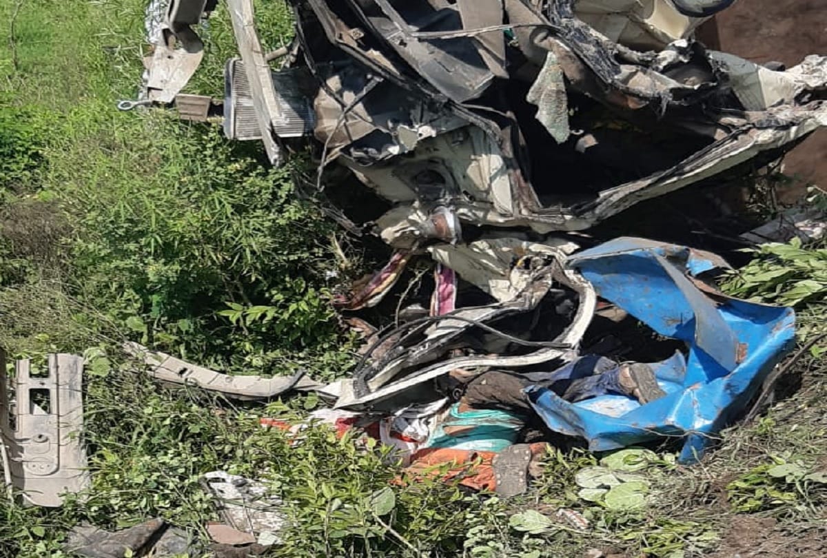 uttar pradesh news 17 died in road accident at shahjahanpur
