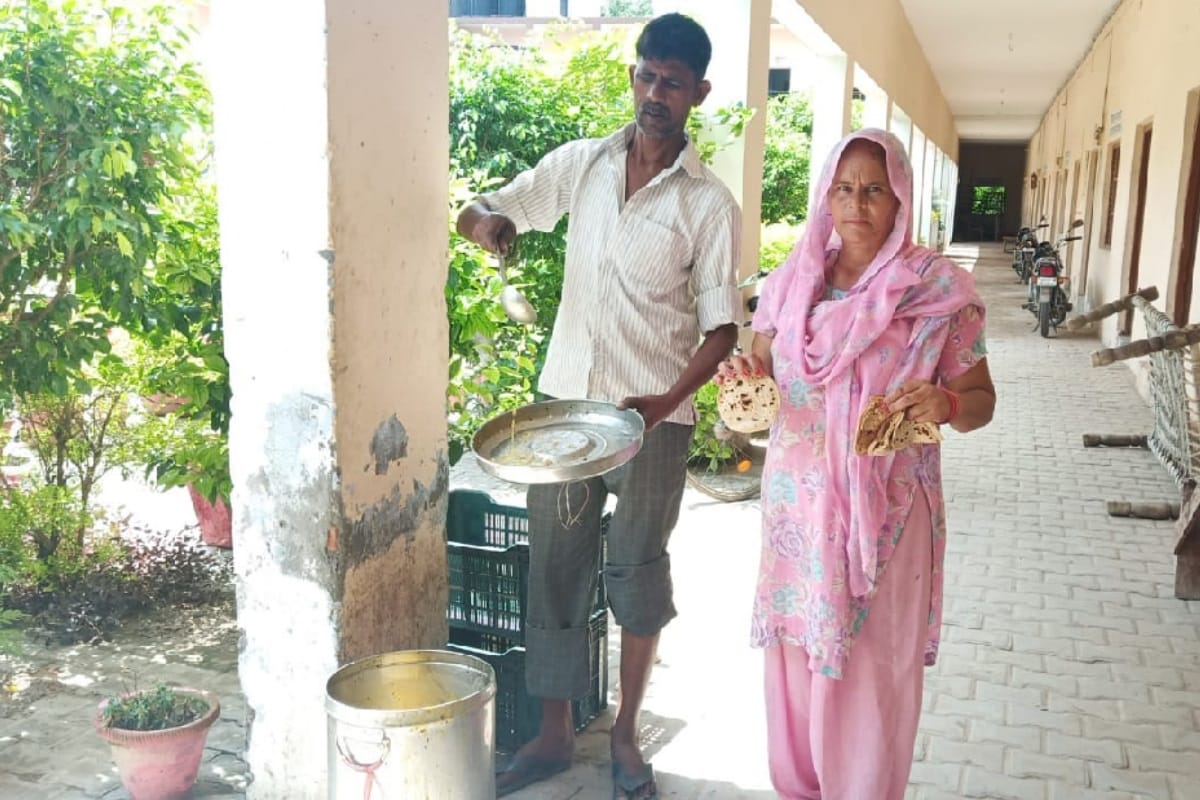 several school children got sick by mid day meal in meerut