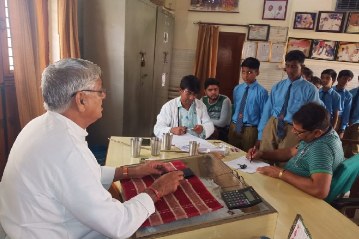 several school children got sick by mid day meal in meerut