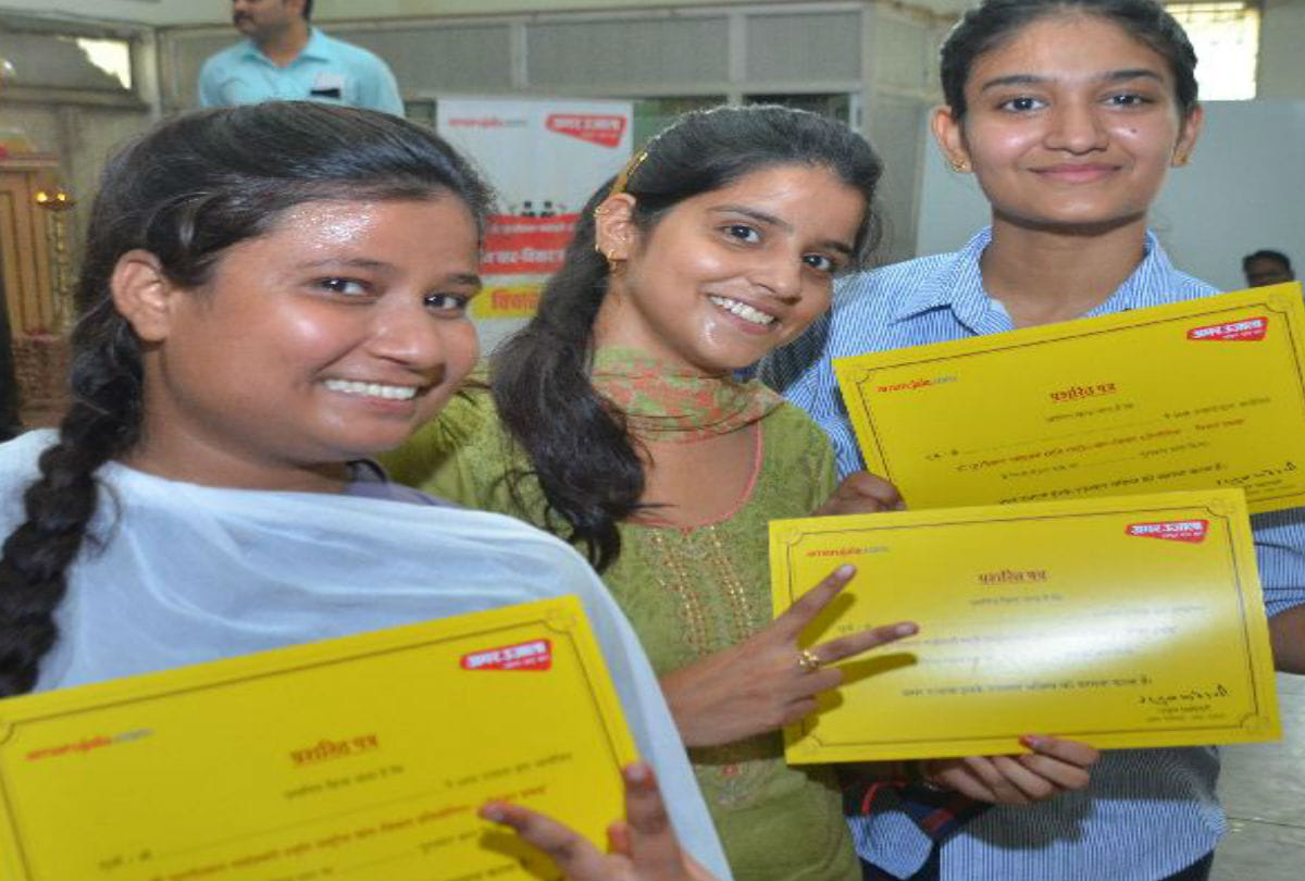 Shri Murari Lal Maheshwari Smriti Debate Competition In Baikunthi Devi Girls College Agra