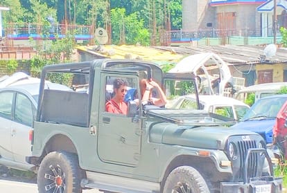 actress Zarine khan shoot for film in an open jeep with Anshuman at dharamshala