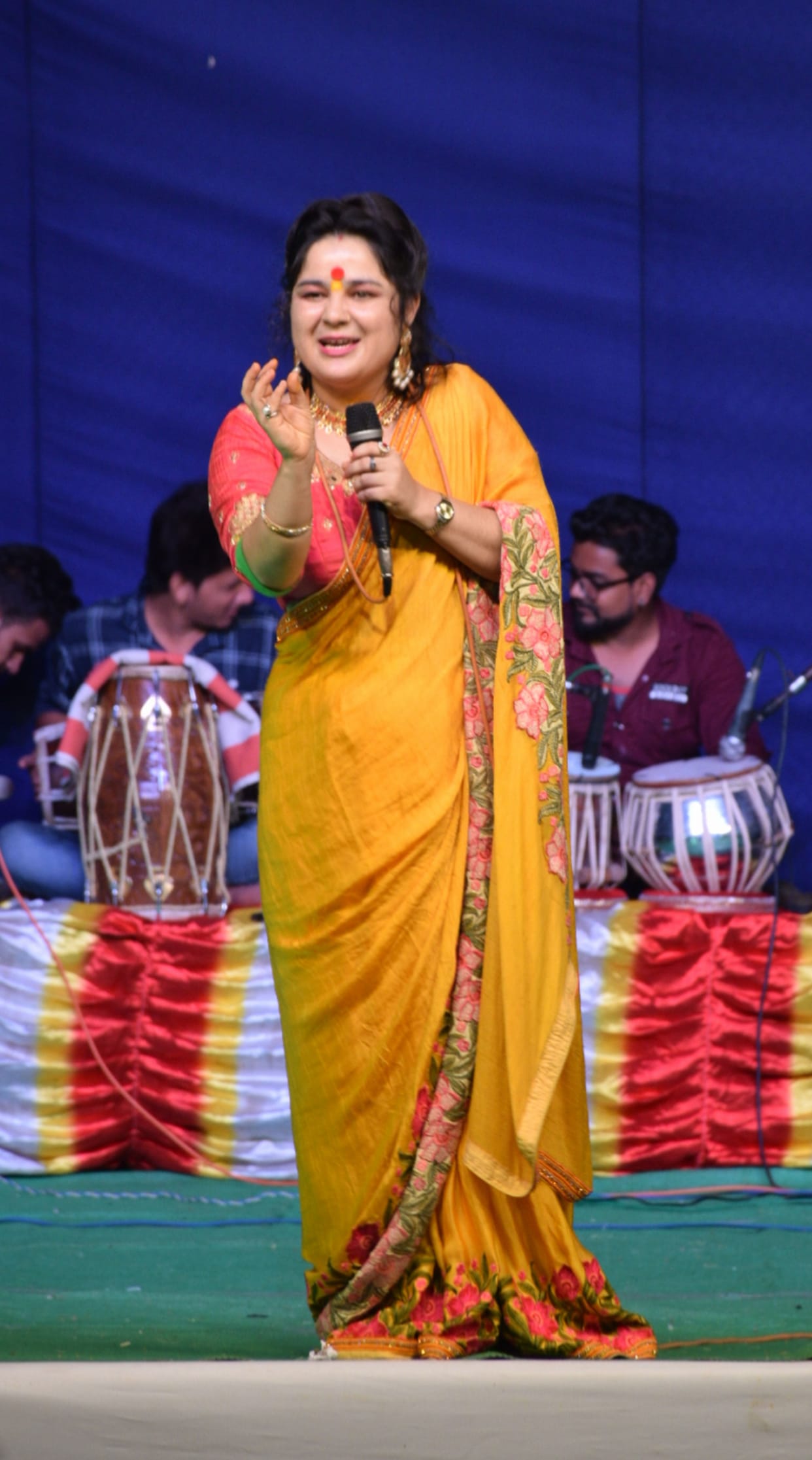 audience dance in khushi songs