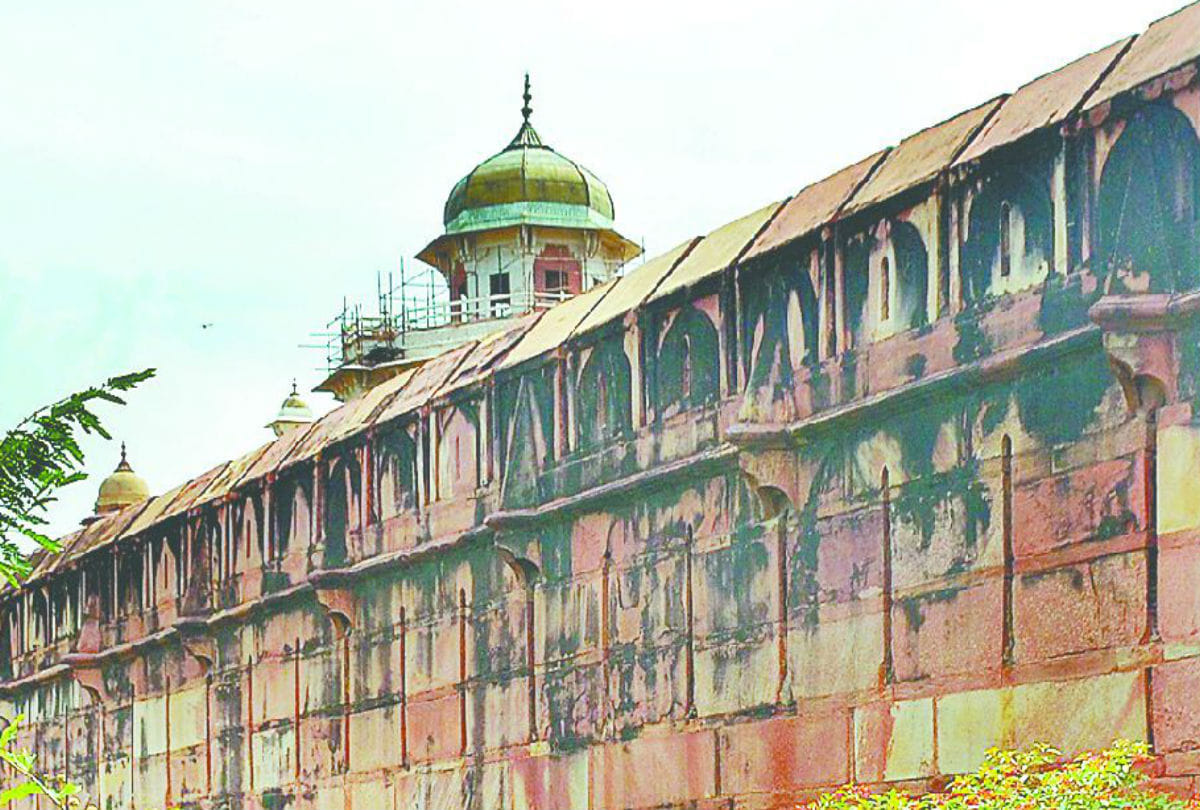 Iconic site of central government agra fort stone colour changed in Black