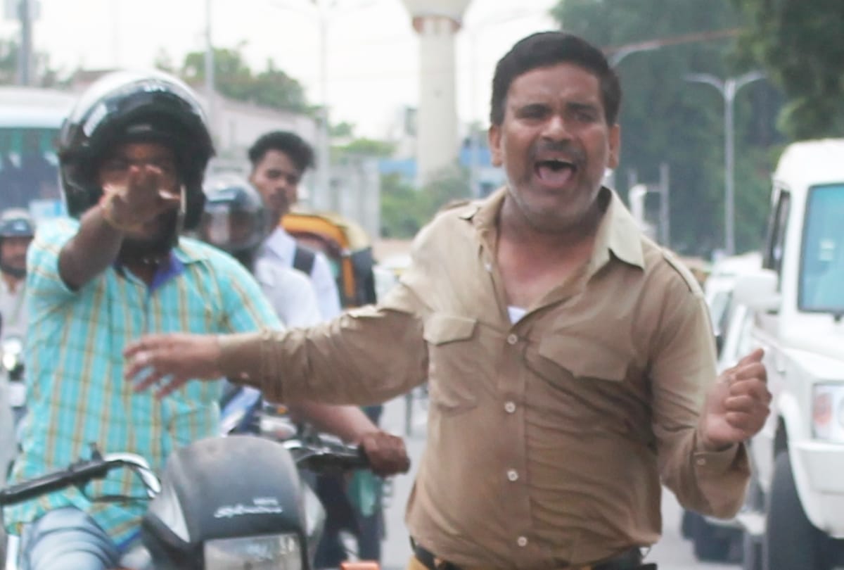 a man attempt to suicide in front of vidhan sabha