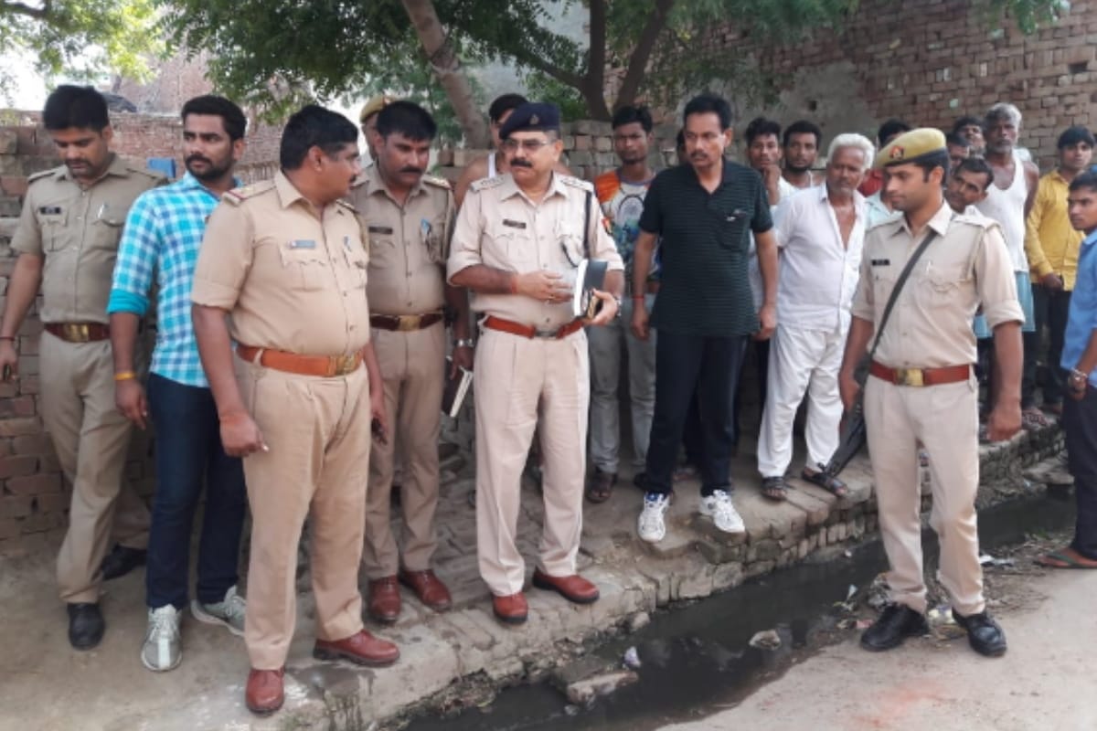 student surrender in police station after shot his friend in Baghpat