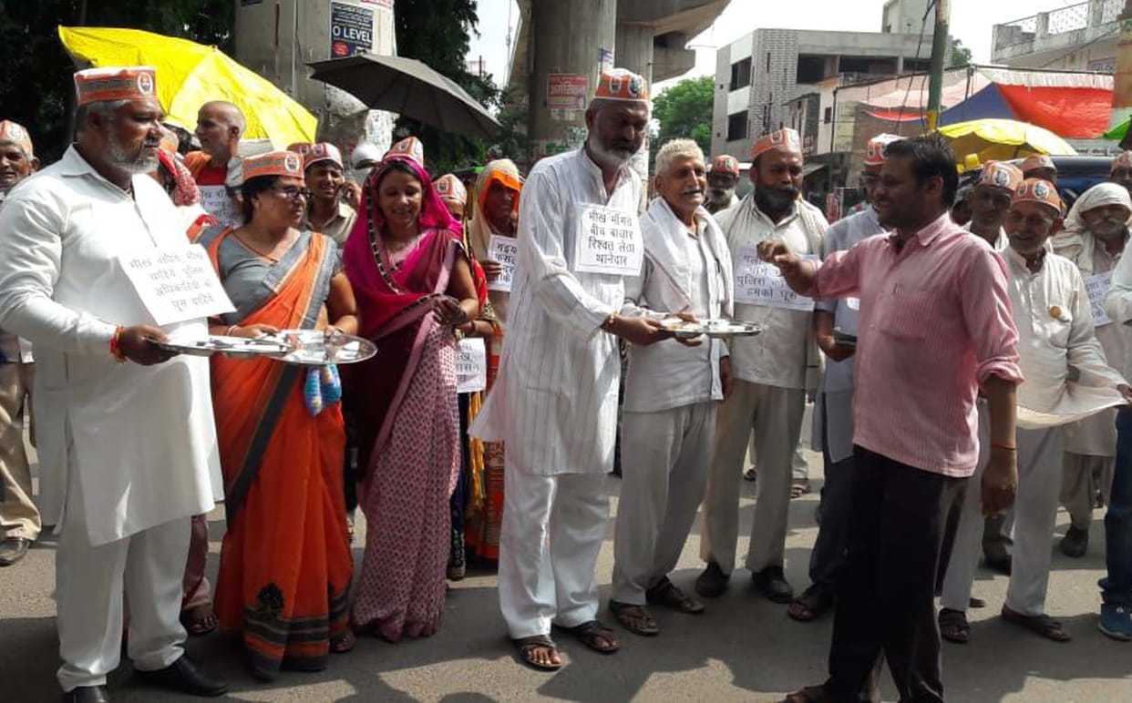 Farmer leaders protested by begging
