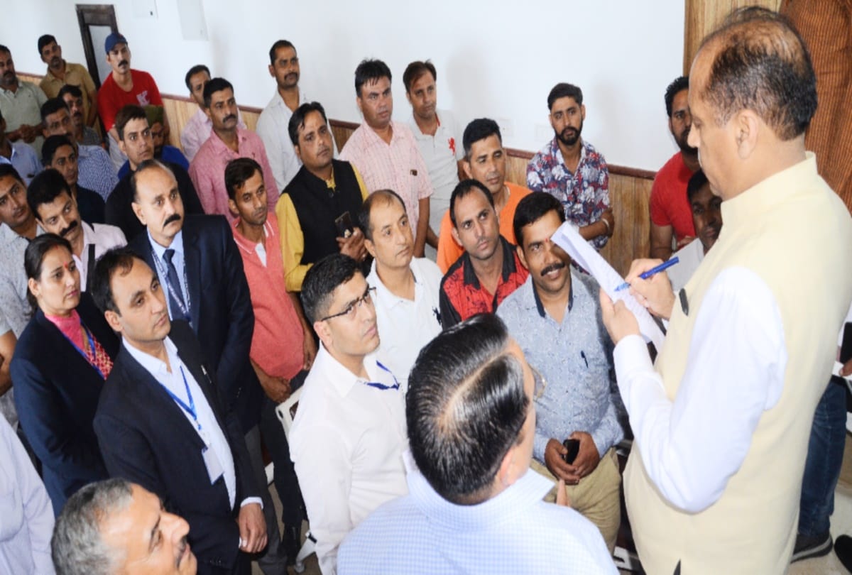 big crowd of leaders for getting minister do letter in himachal assembly