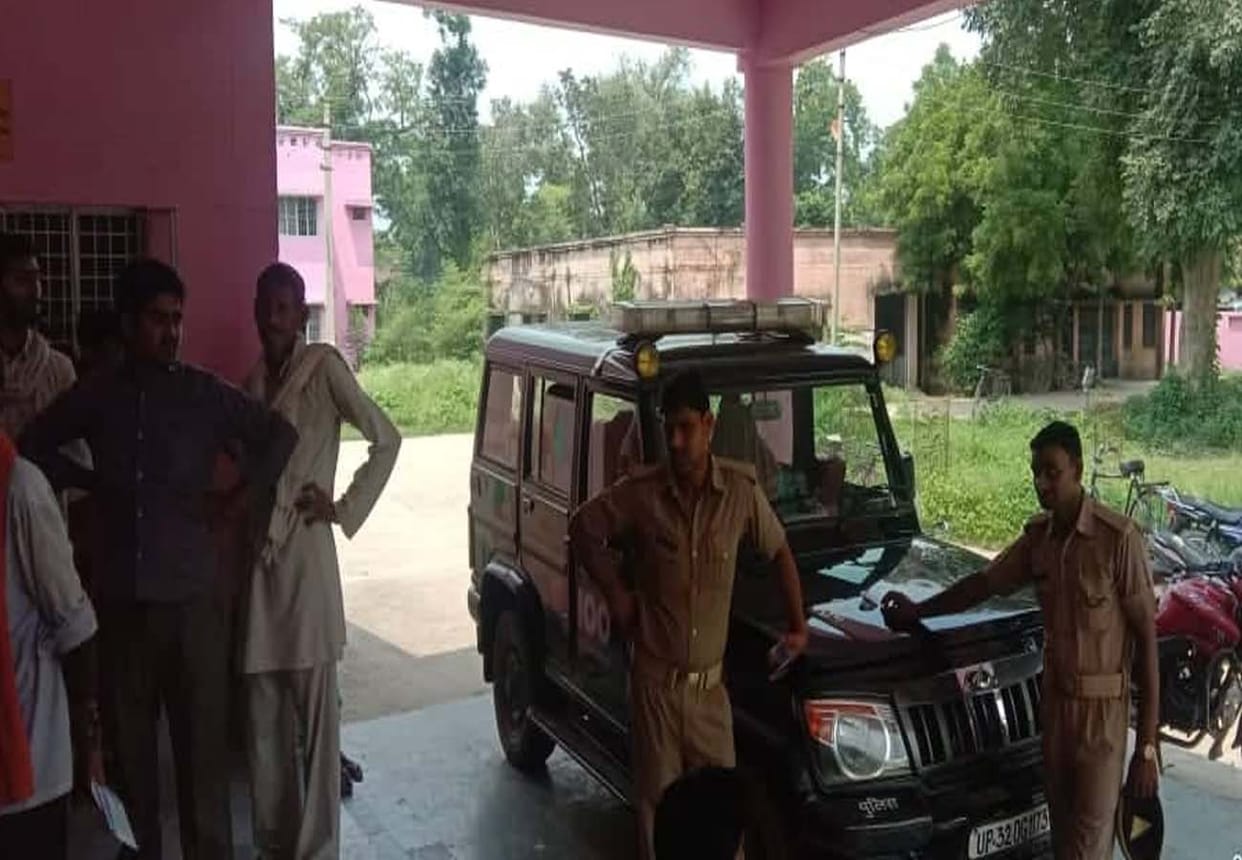 villagers attacked on medical team after rumours of child thieves coming in fatehpur, three injured