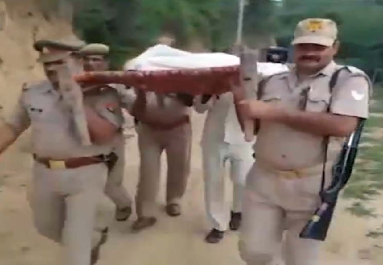 police lift ill woman and provide ambulance by walking in etawah uttar pradesh