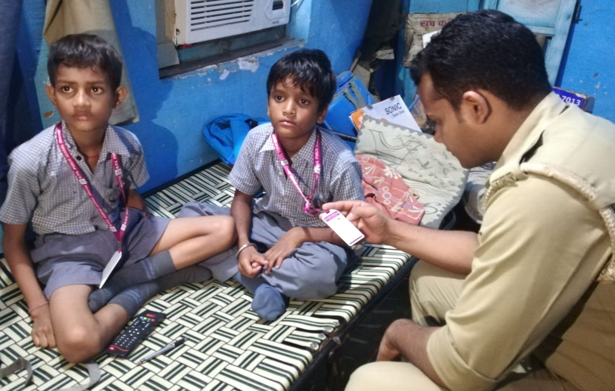 fater and borther are beating, so the 4 stenderd student  run away from delhi