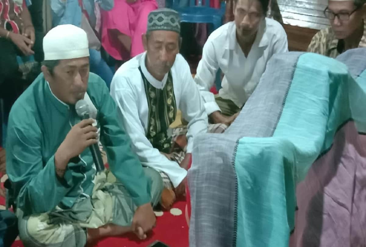 Indonesian man marries two girlfriends at the same time because he did not want to hurt them