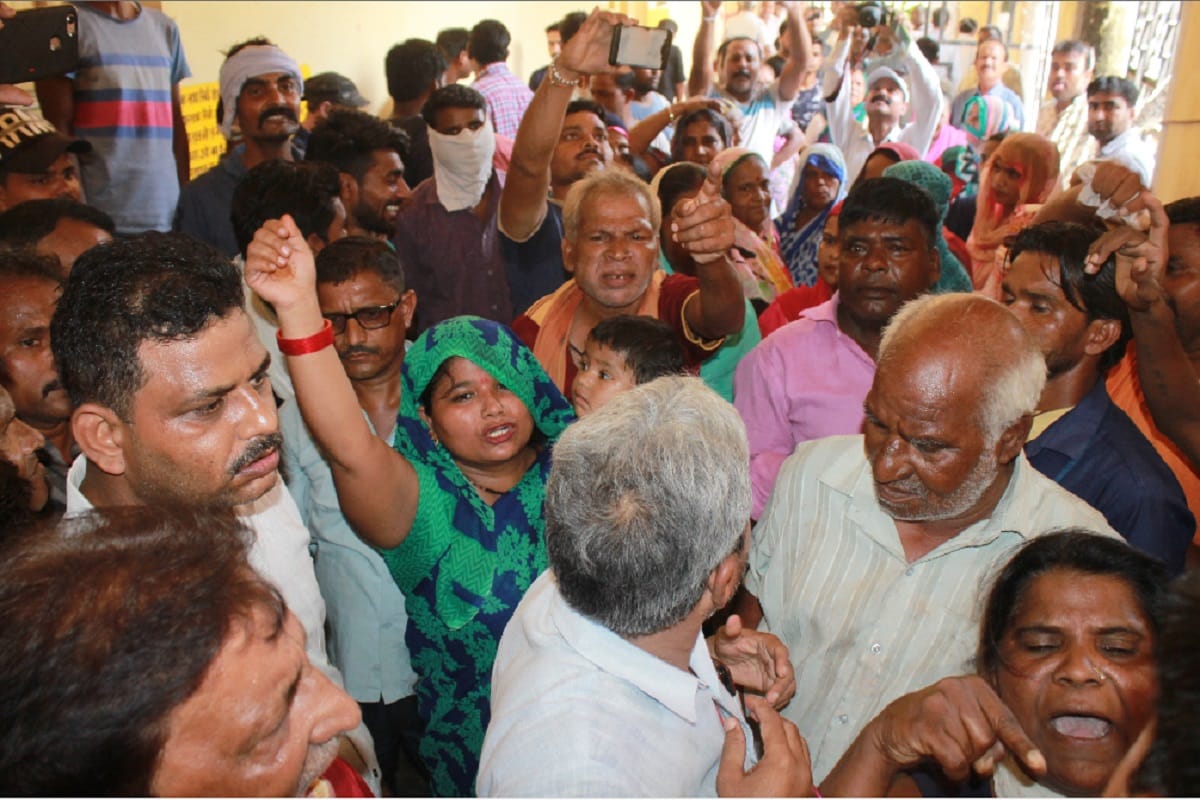 Ruckus and stone throwing in Municipal Corporation board meeting at Meerut of Uttar Pradesh