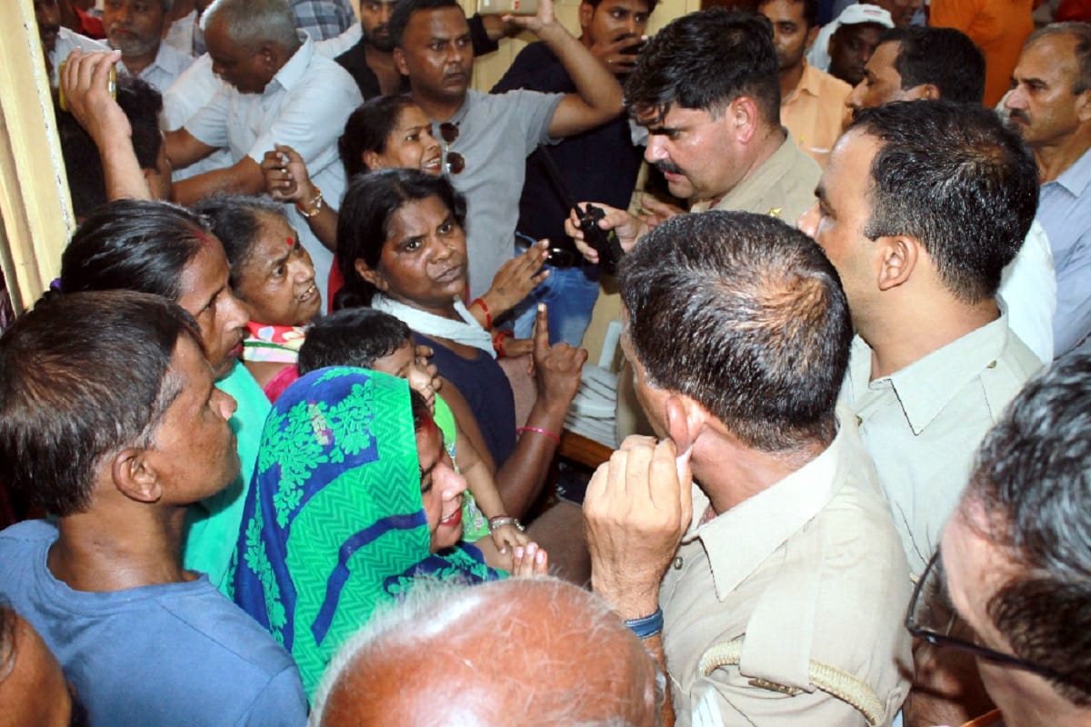 Ruckus and stone throwing in Municipal Corporation board meeting at Meerut of Uttar Pradesh