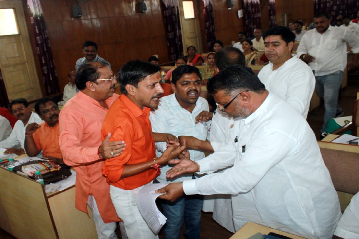 Ruckus and stone throwing in Municipal Corporation board meeting at Meerut of Uttar Pradesh