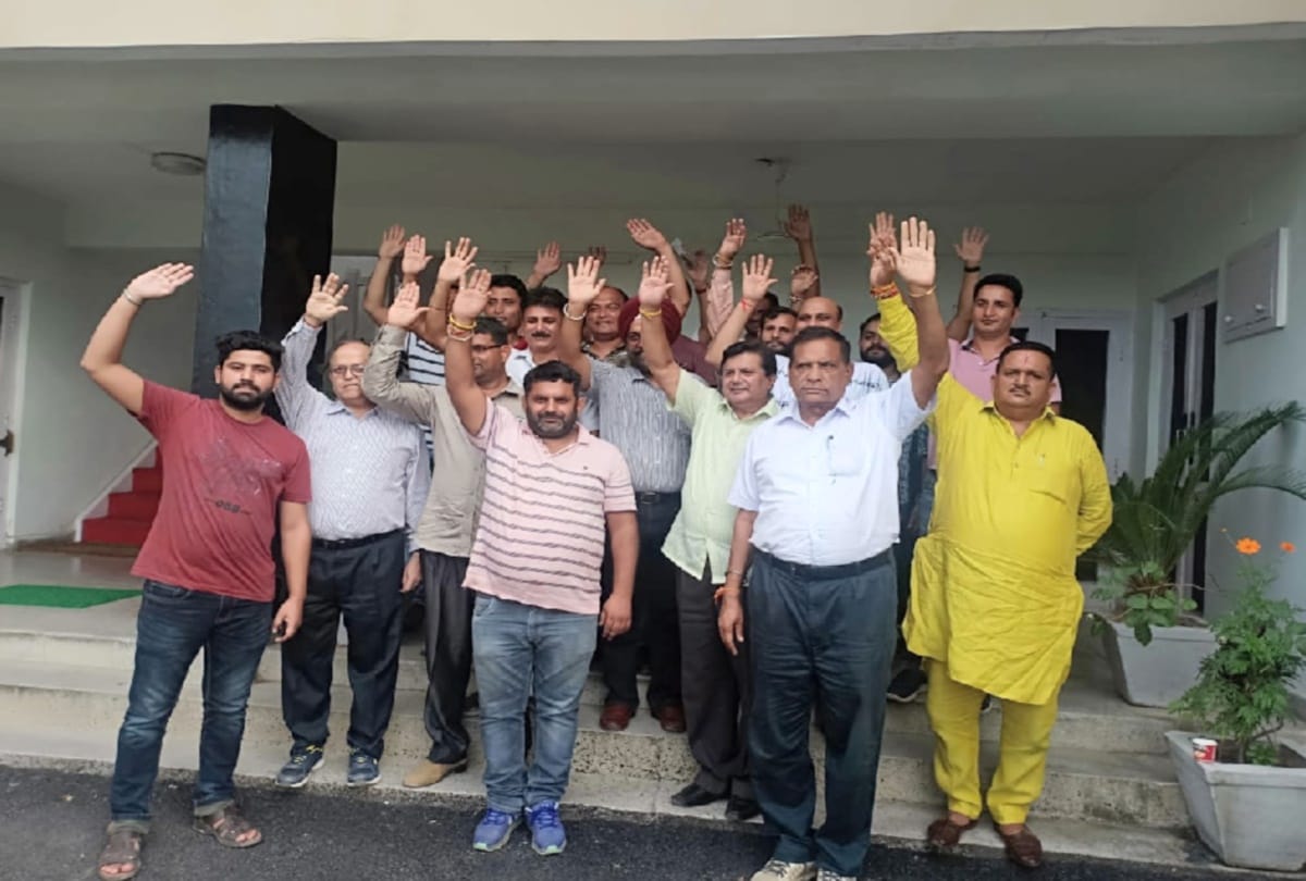 Punjab mafia is collecting goonda tax on the barrier: Jogindra