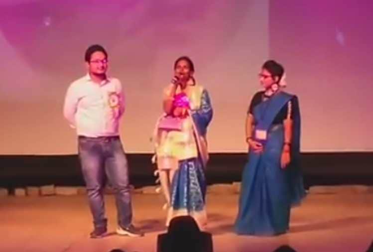 ranu mondal sung teri meri kahani song on a stage