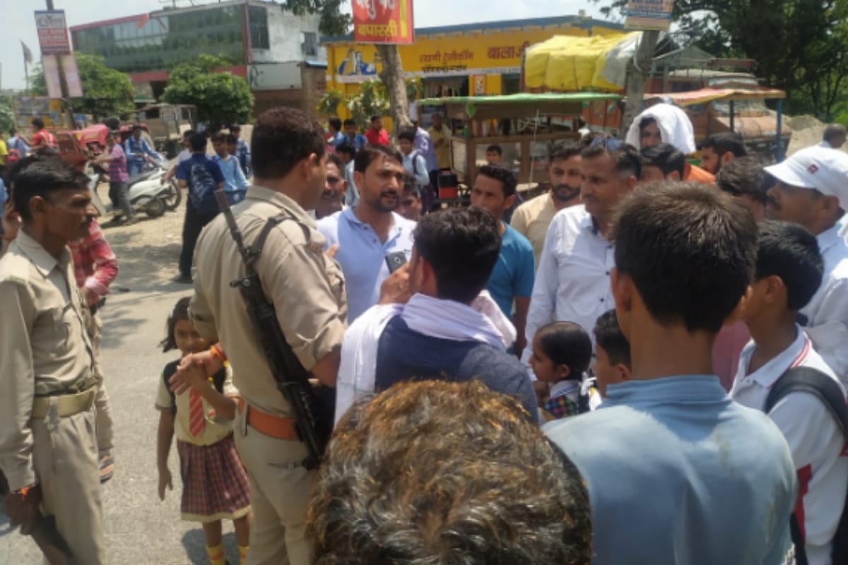 school buses Strike in UP, Parents reach to pick up their children for school, jam on roads