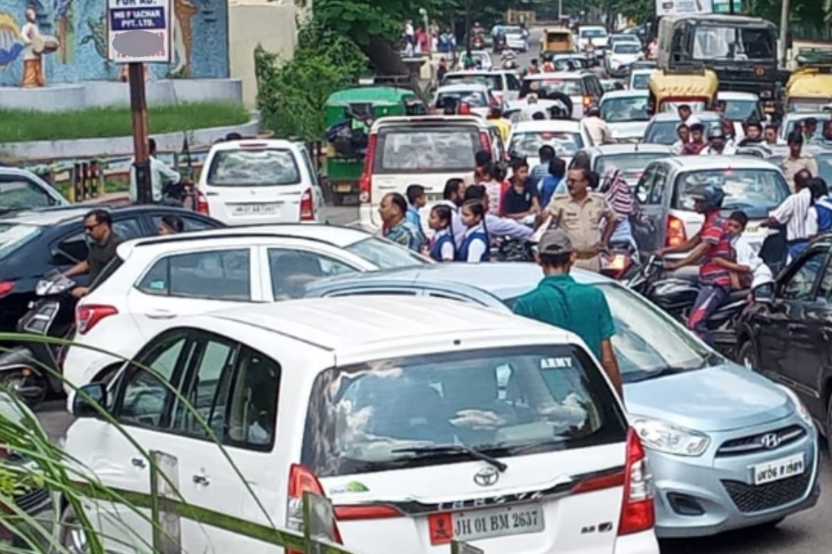 school buses Strike in UP, Parents reach to pick up their children for school, jam on roads