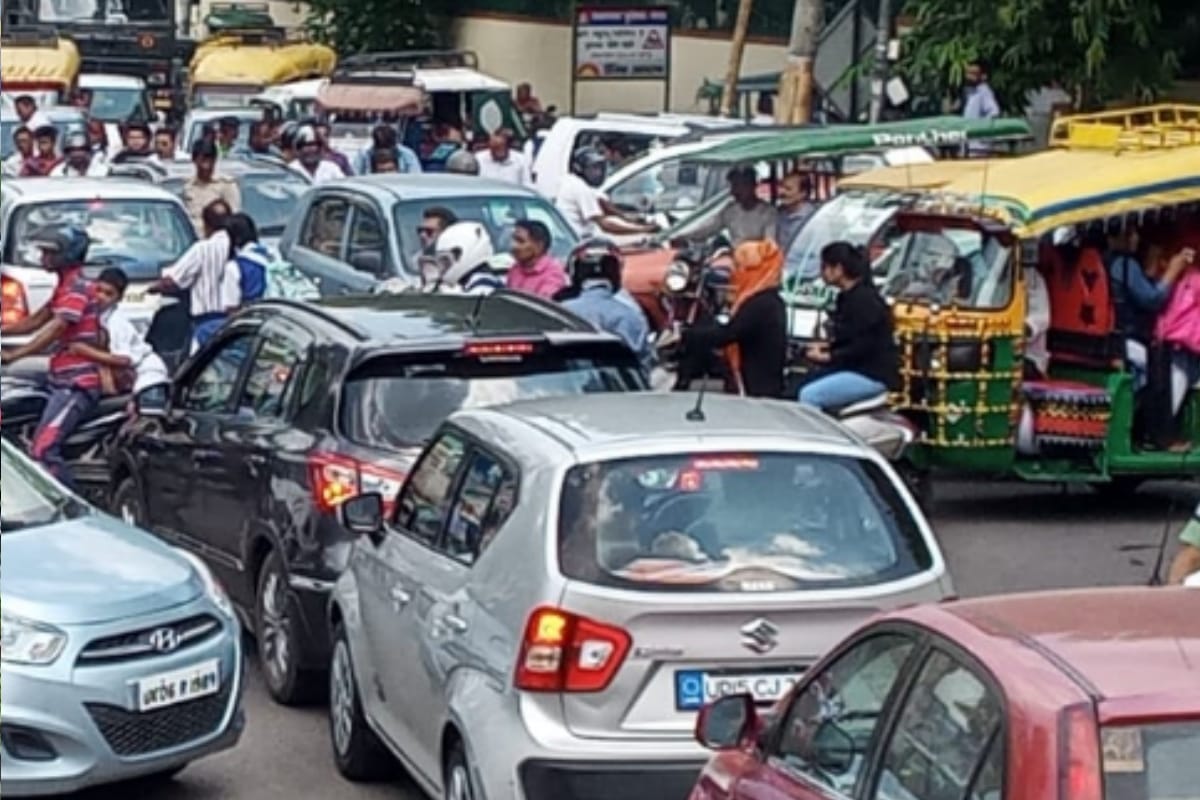 school buses Strike in UP, Parents reach to pick up their children for school, jam on roads