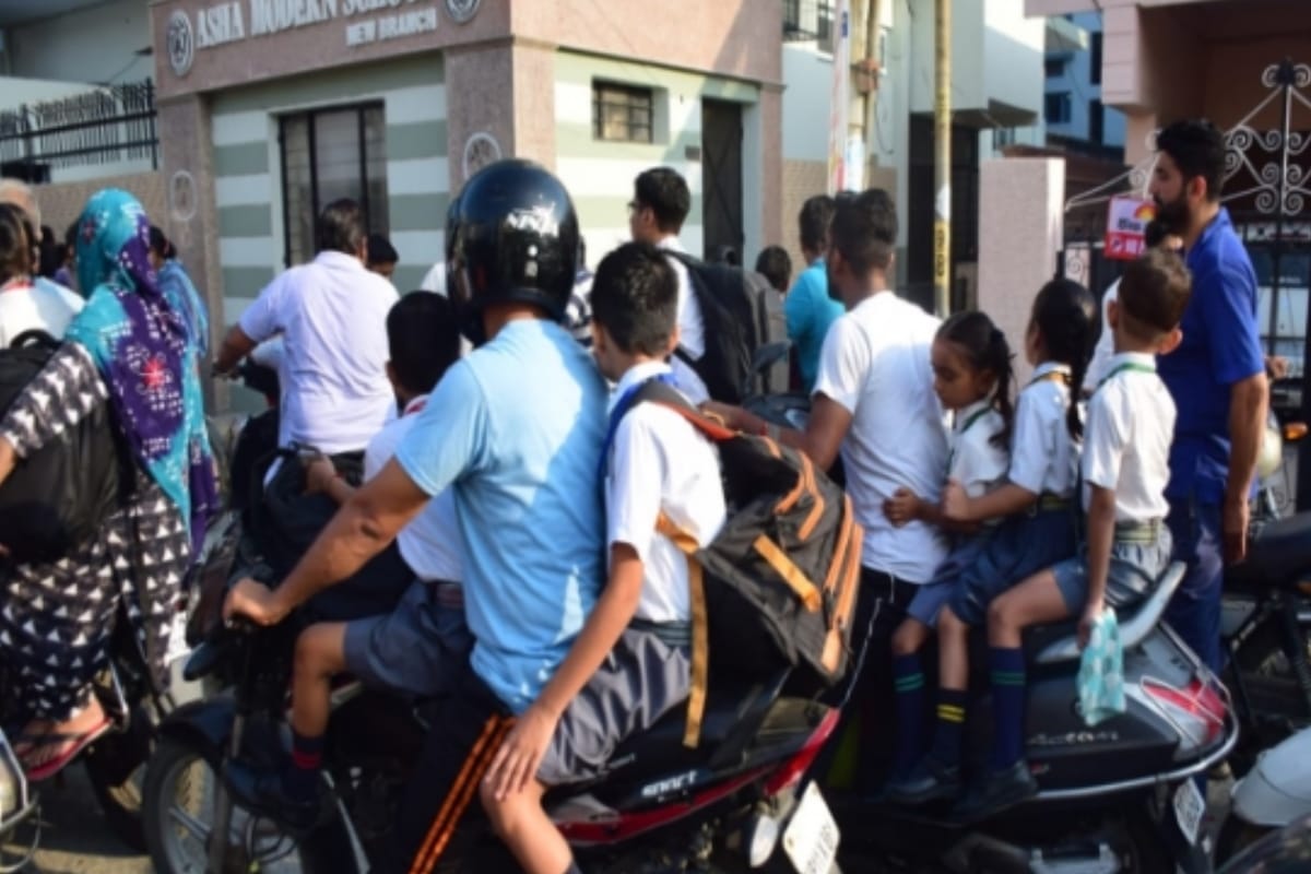 school buses Strike in UP, Parents reach to pick up their children for school, jam on roads
