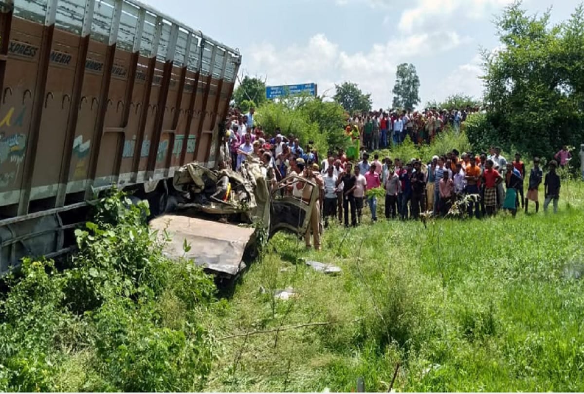 Uttar Pradesh News road accident in Shahjahanpur Bottles of liquor found in truck cabin