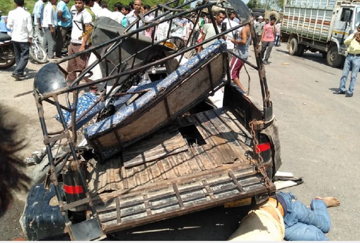 Uttar Pradesh News road accident in Shahjahanpur Bottles of liquor found in truck cabin