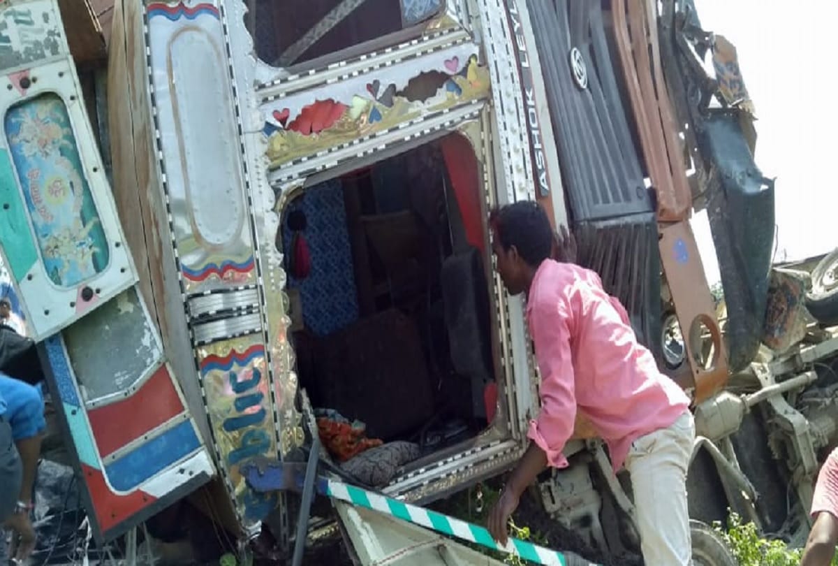Uttar Pradesh News road accident in Shahjahanpur Bottles of liquor found in truck cabin