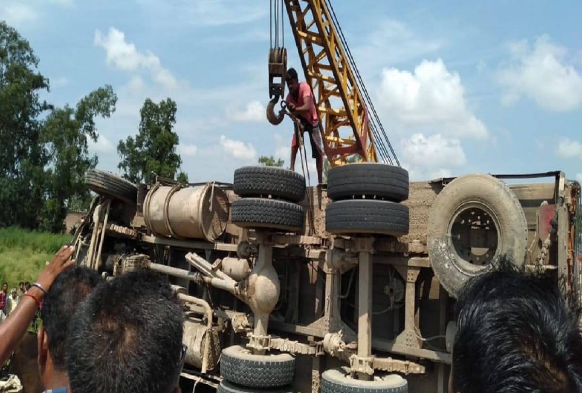 Uttar Pradesh News road accident in Shahjahanpur Bottles of liquor found in truck cabin