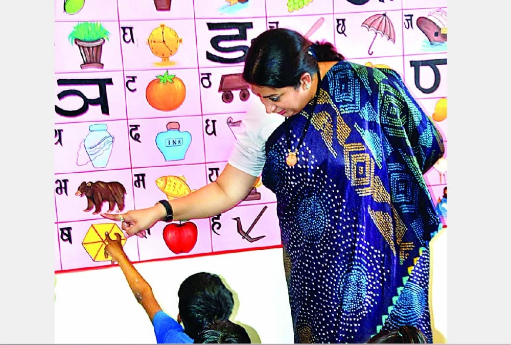 Pics of smriti irani one day amethi visit.