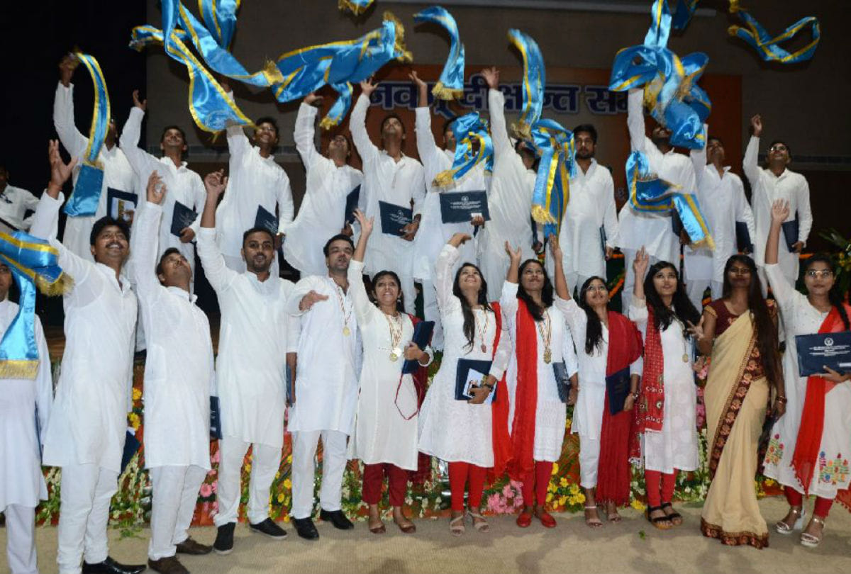 UP Governor Anandiben Patel gives degree in convocation of veterinary university Mathura