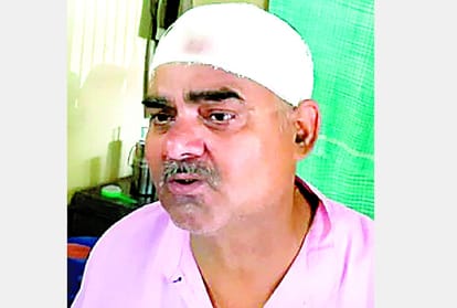 Two sub inspectors got beaten in Sitapur.