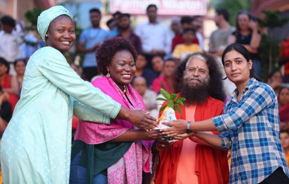 Swami Chidananda honored Devyani