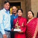 अर्जुन अवार्ड के बाद कोच व परिजनों के साथ महिला क्रिकेट खिलाड़ी पूनम यादव