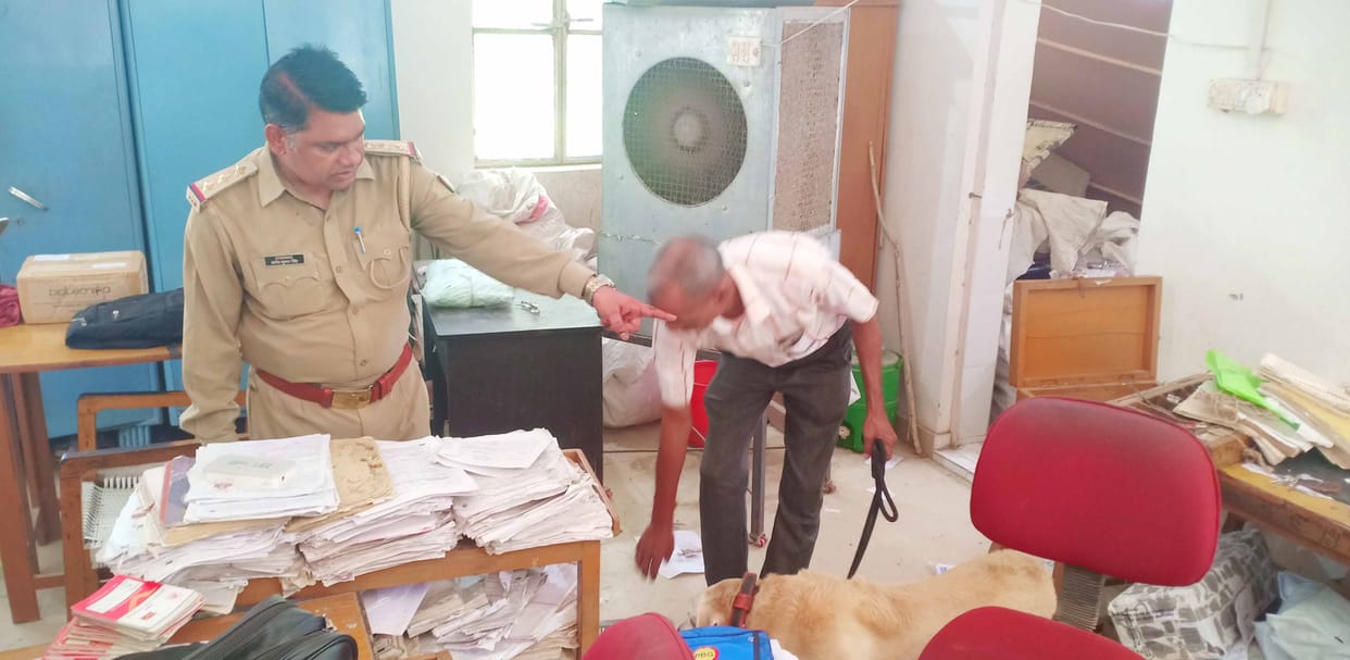 In Jhansi, the miscreants broke the lock of the post office and blew three lakhs
