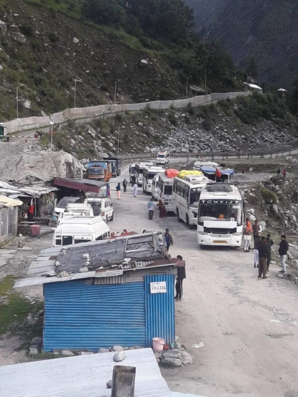 chardham yatra 2019 after five days badrinath highway opens in lambagar