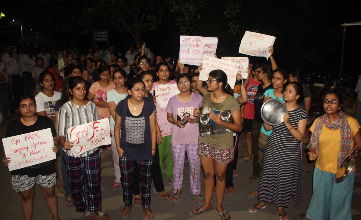 IIT bhu students protest against bad quality food on road at night in varanasi
