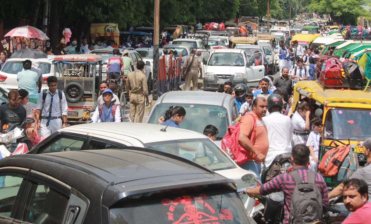 Jam outside schools, parents upset, arrangements not made