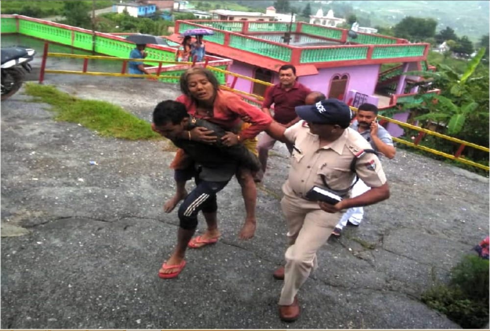 House Roof Collapse two death and 14 injured in bageshwar
