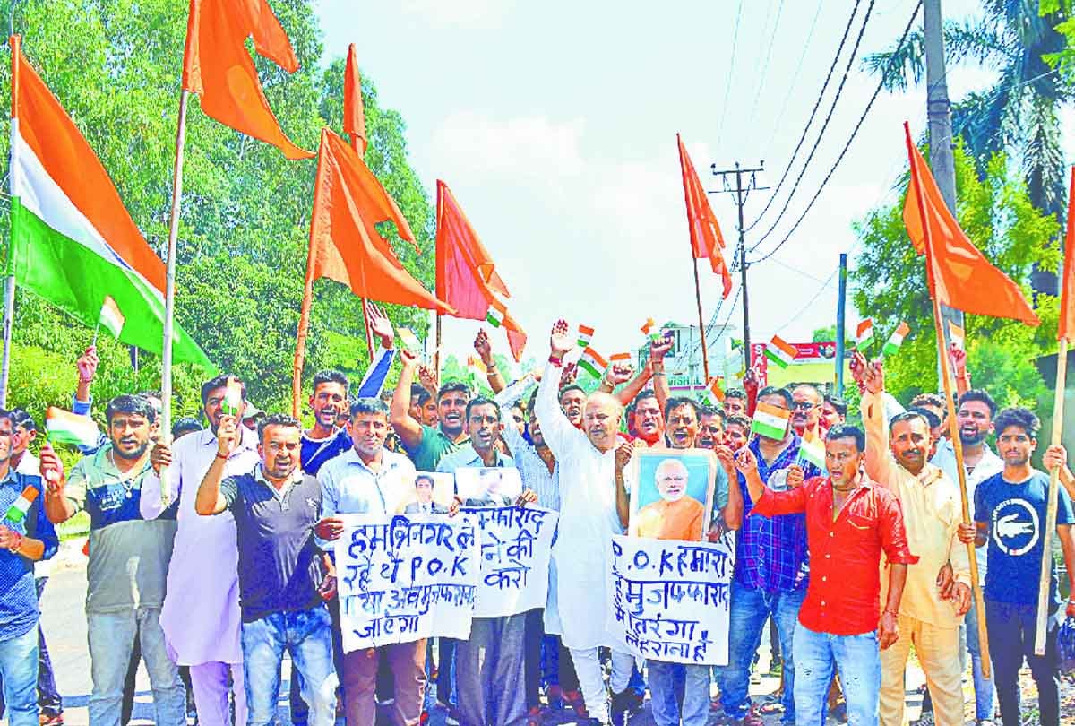 Shiv Sena Dogra Front activists protest against Pakistan threat