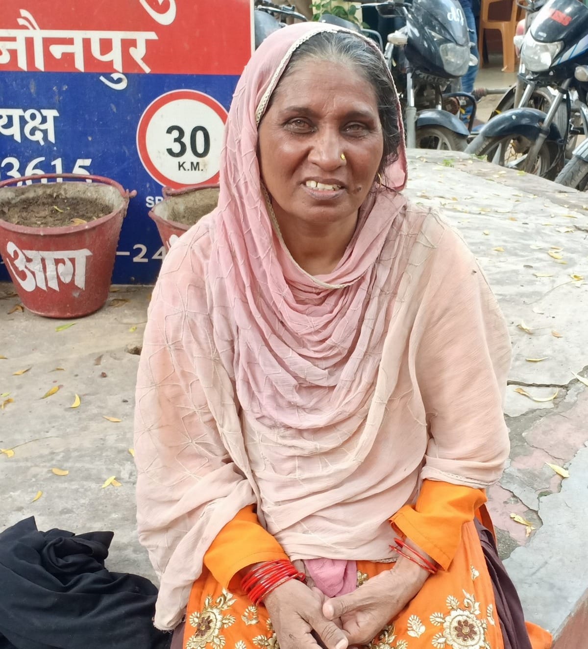 pratapgarh dist women jumped in sai rever for suicide but flowing reached to Jaunpur