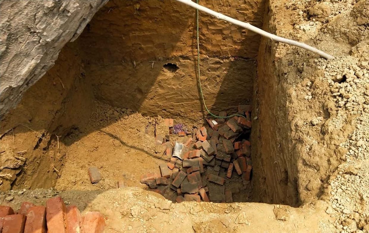 The mason died after falling the toilet pit wall