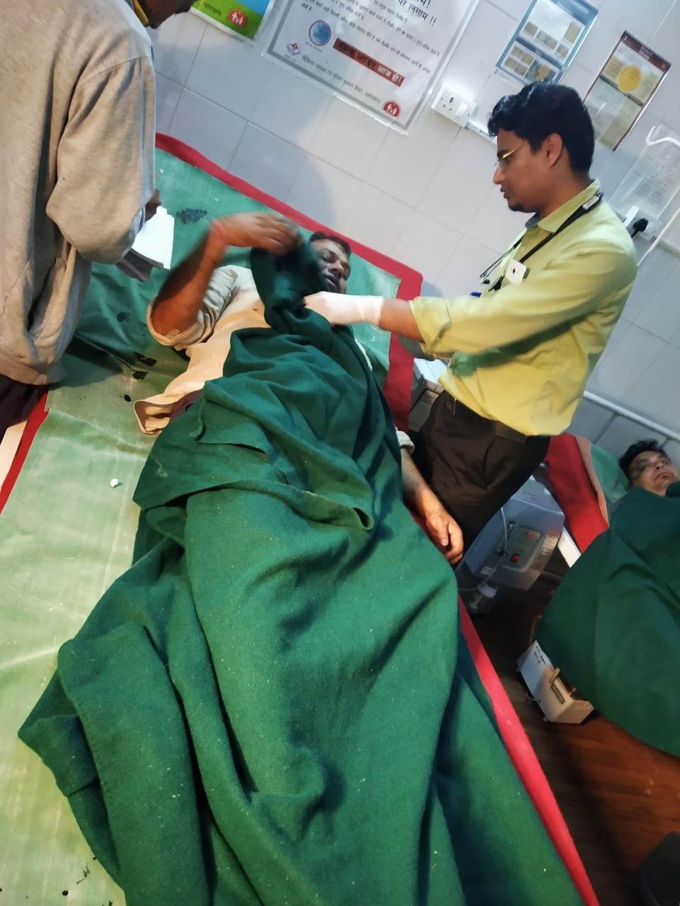 Two cars fell into the ditch, six injured