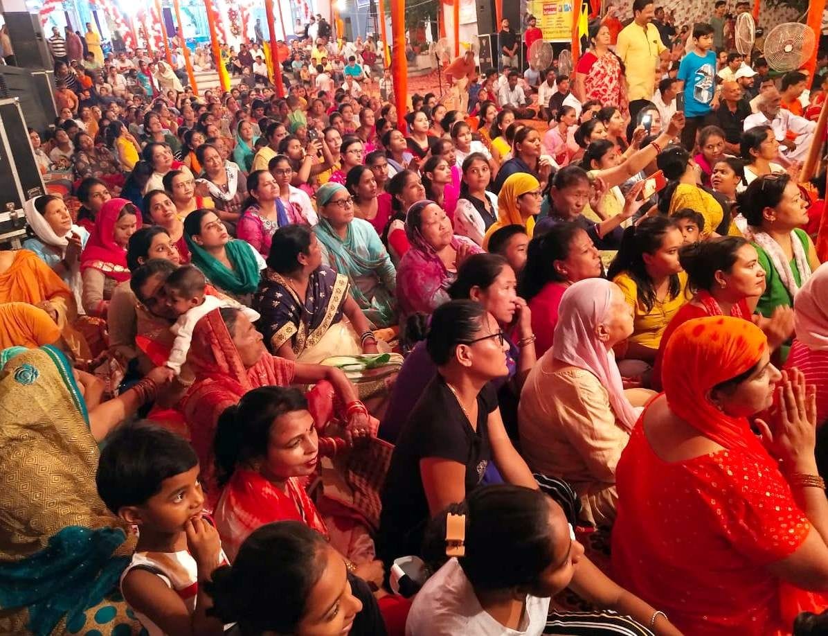 Devotees visit the hymns of the picture-bizarre