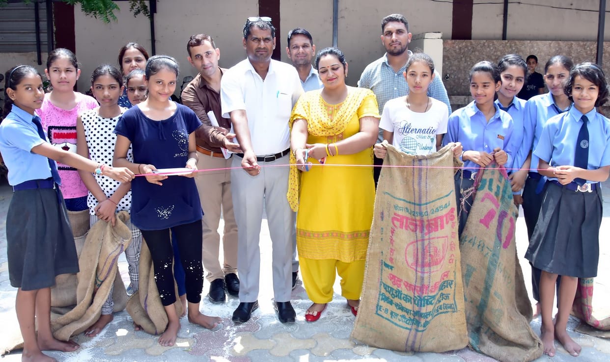anshu and avinash in run and nisha and ritika winner in carom